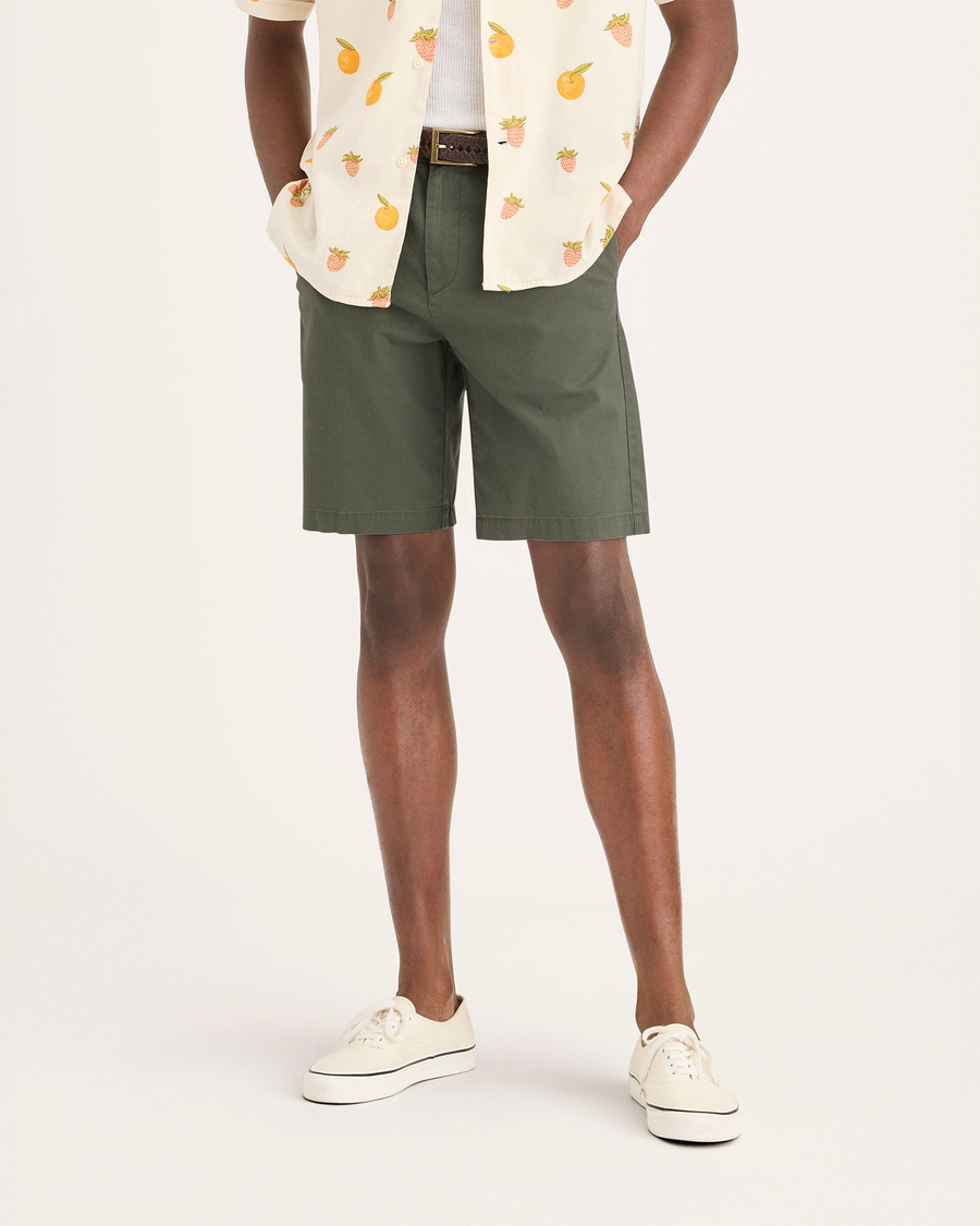Front view of model wearing Tea Leaf Men's Supreme Flex Modern Chino Short.